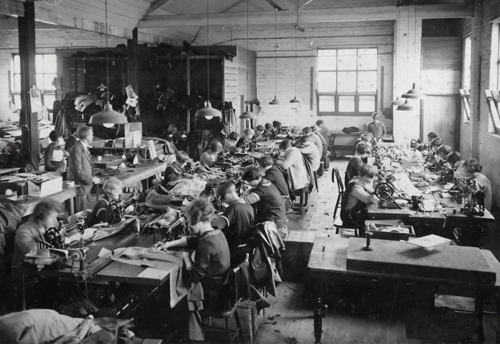 Un grupo de personas trabajando en una fábrica