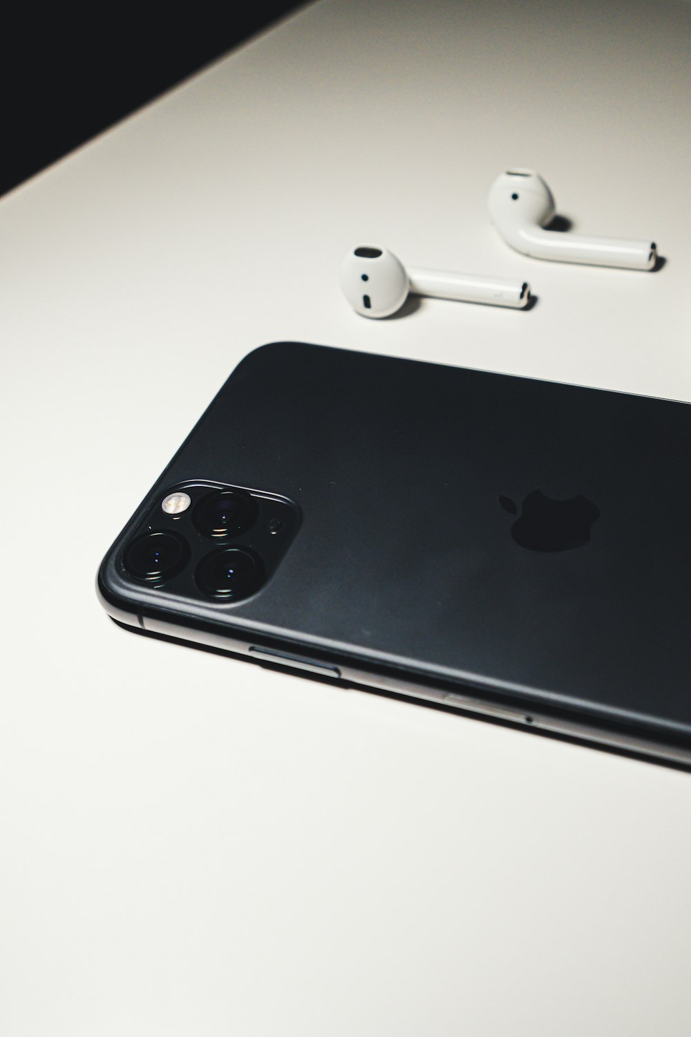 rygrad Galaxy Konklusion IPhone 11 beside Apple AirPods photo – Free Phone Image on Unsplash