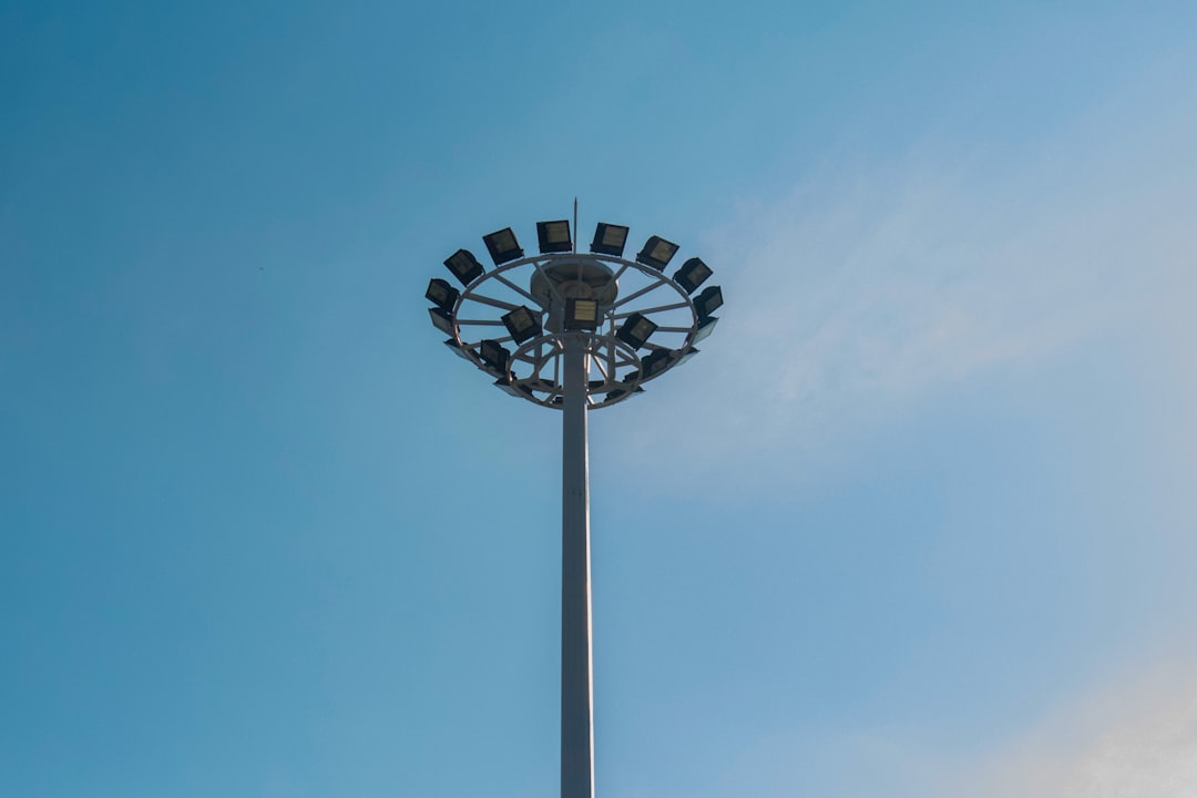 gray multi-light tower lamp during day