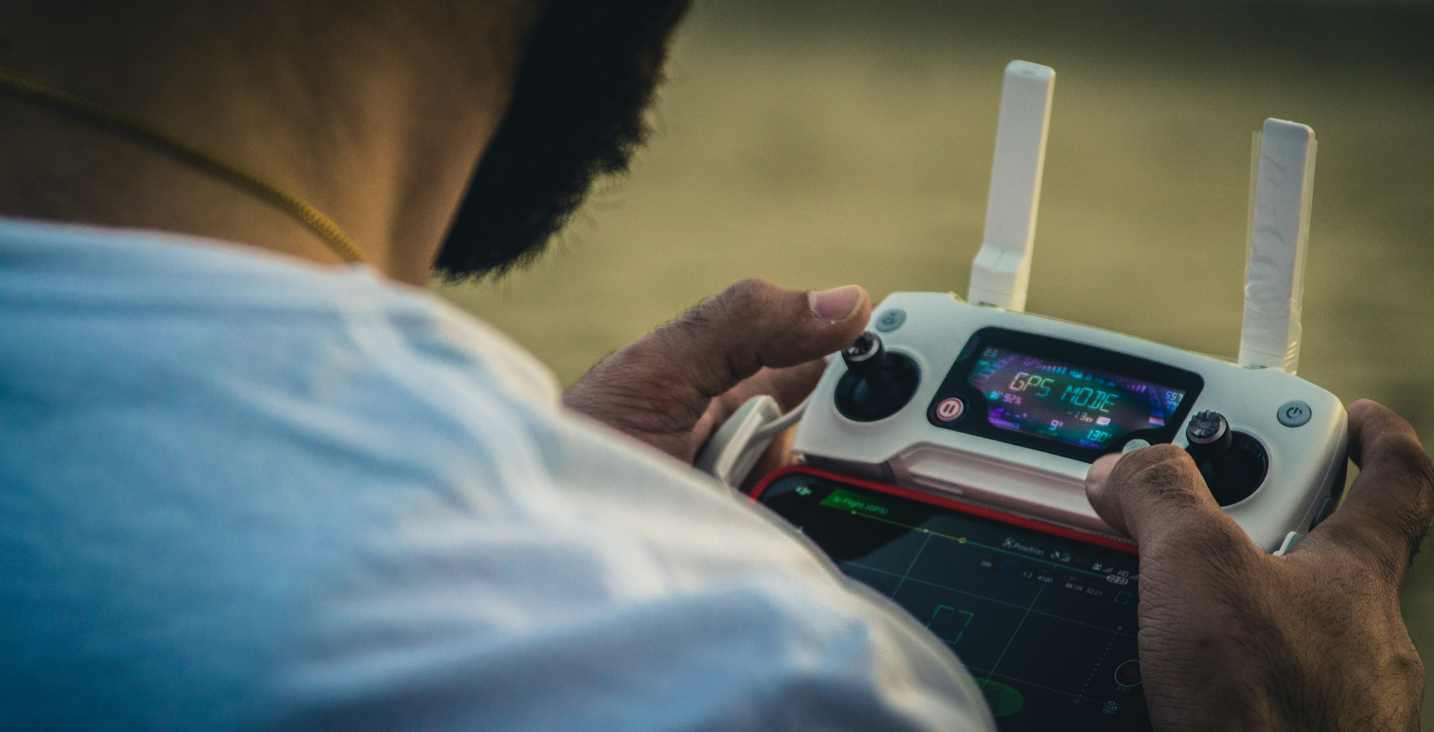 Person, die den Gamecontroller hält