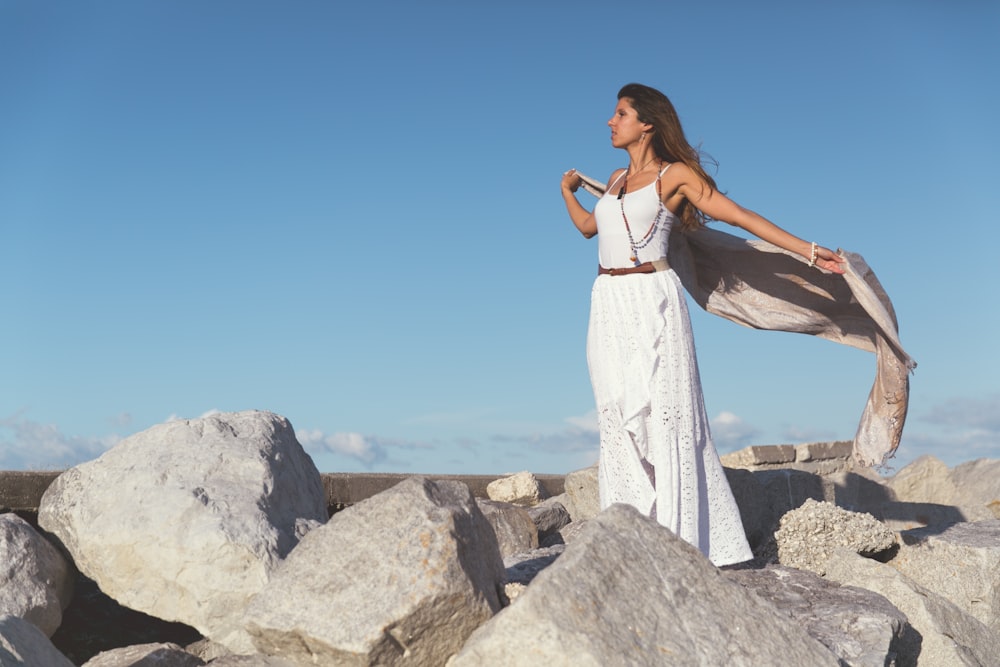 femme debout sur des rochers pendant la journée