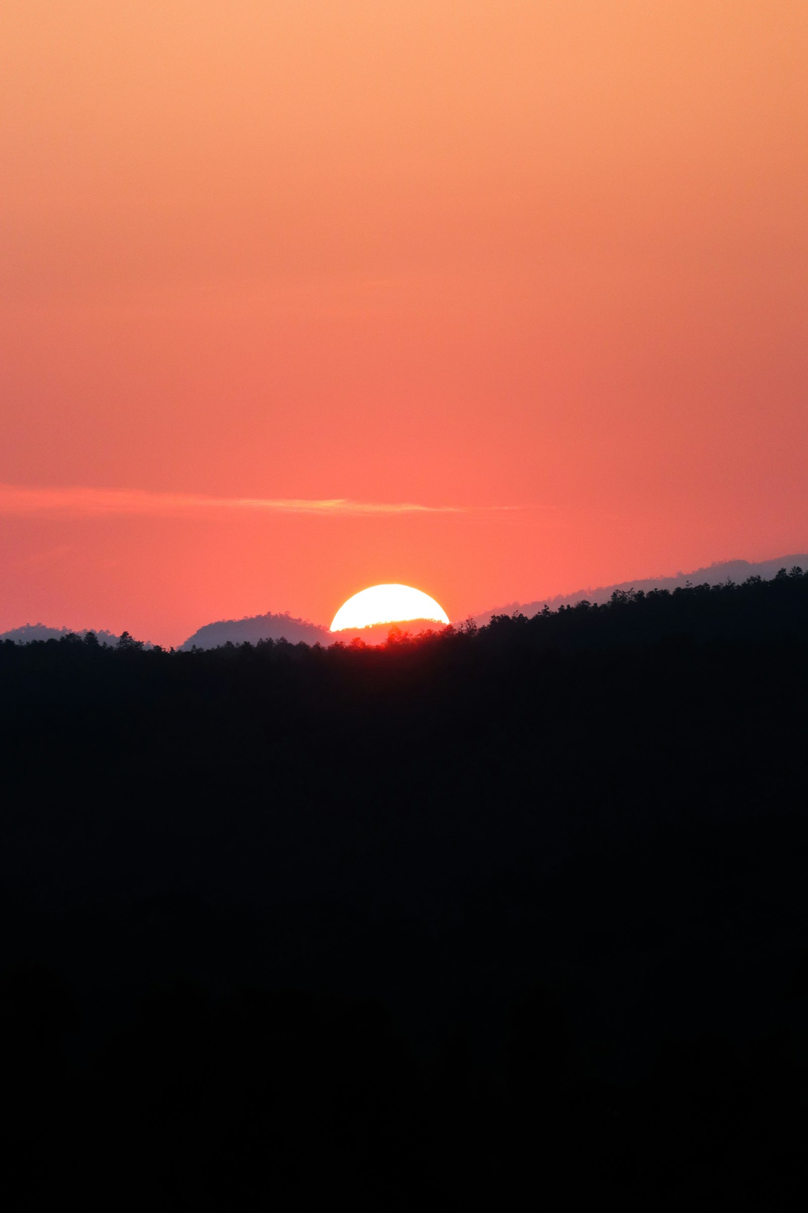 Canon EOS 77D (EOS 9000D / EOS 770D) + Canon EF-S 55-250mm F4-5.6 IS STM sample photo. Silhouette of mountain during photography