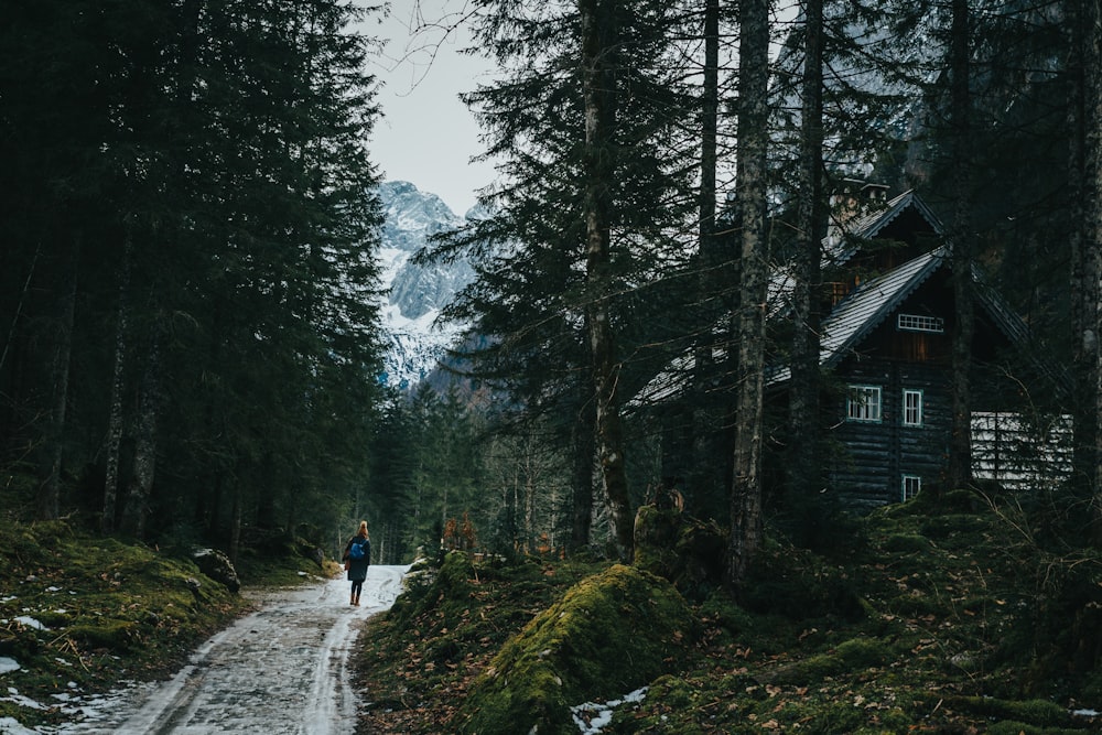 Personne debout sur la route près de la montagne d’observation de la maison pendant la journée