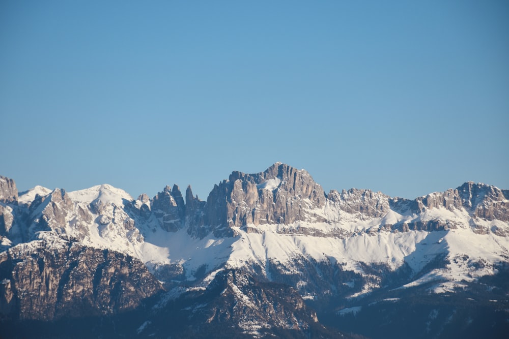 Fotografia di una montagna innevata durante il giorno