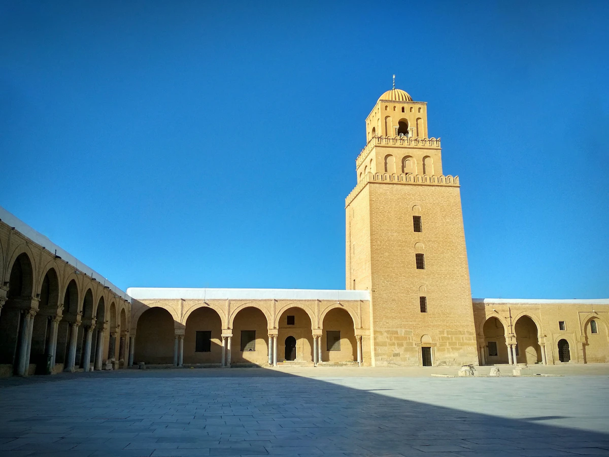 جامع عقبة بن نافع في القيروان تونس — أقدم مساجد المغرب العربي