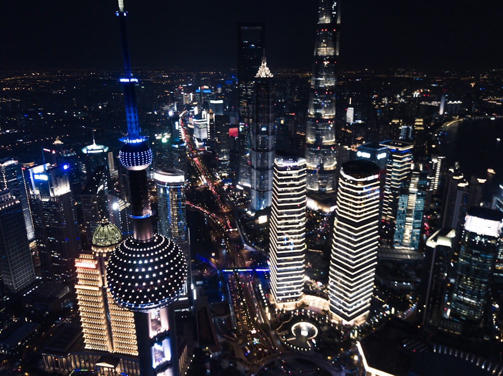 fotografía aérea de la ciudad con edificios de gran altura durante la noche