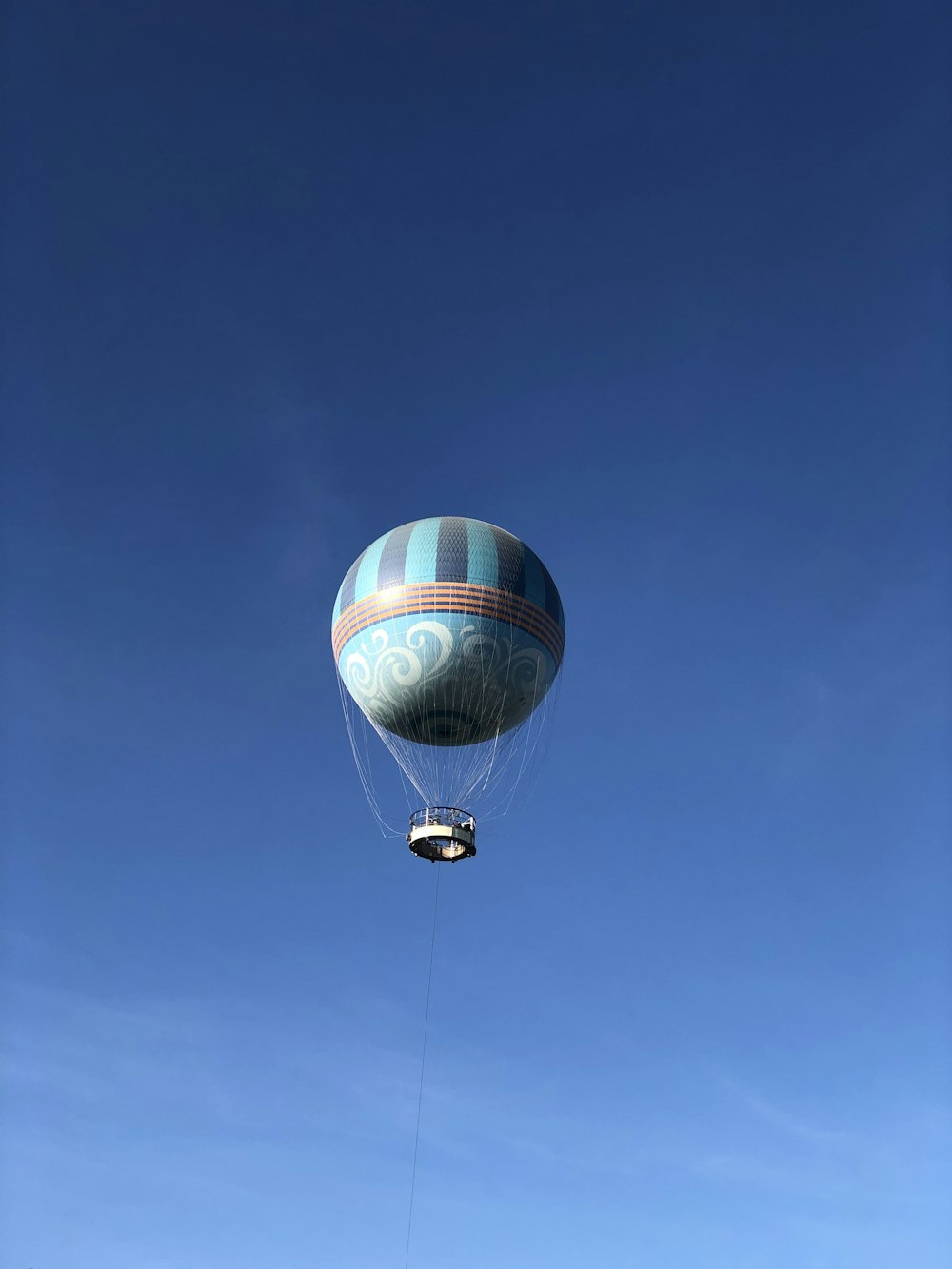 昼間の灰色の熱気球の飛行