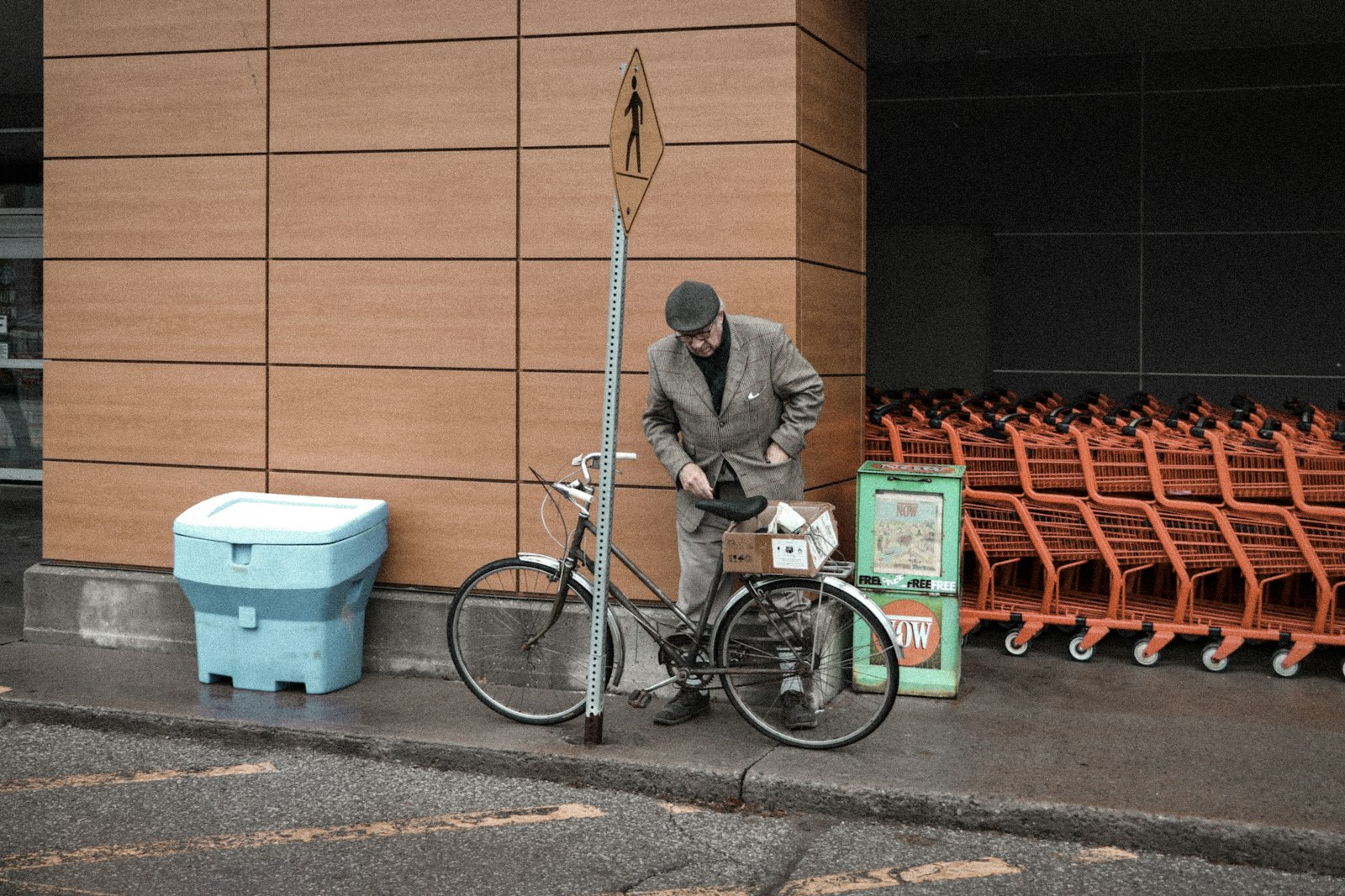 Canon EOS 800D (EOS Rebel T7i / EOS Kiss X9i) + Canon EF-S 18-135mm F3.5-5.6 IS STM sample photo. Man standing beside parked photography