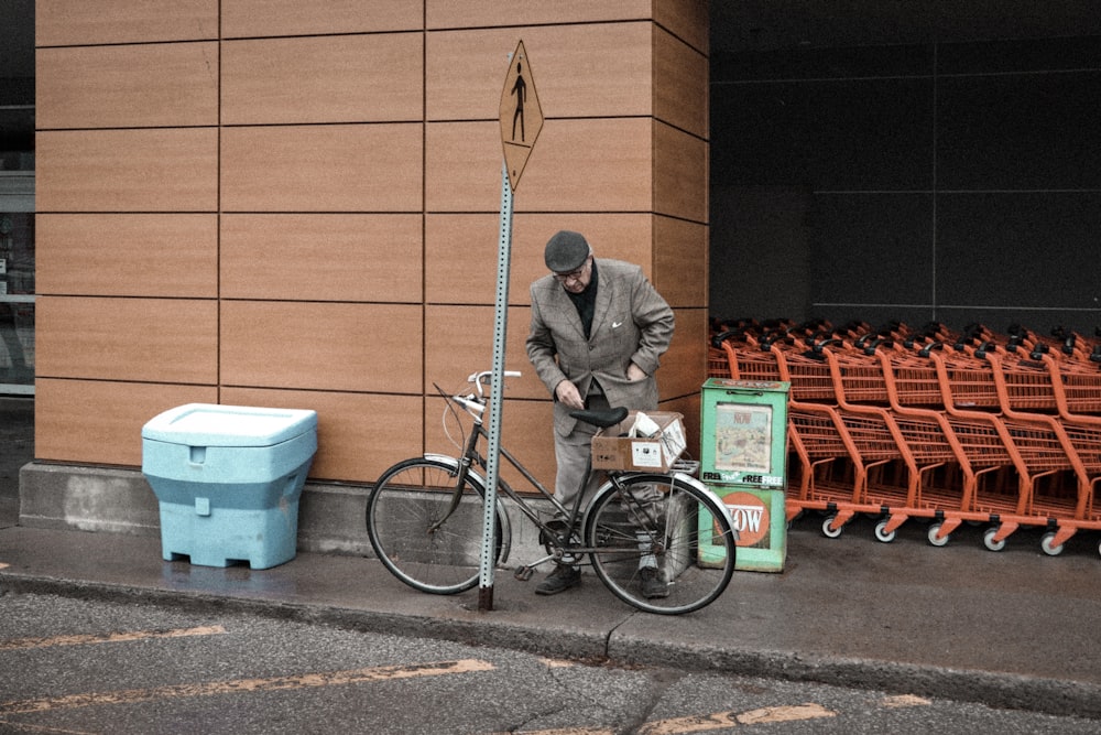 homme debout à côté d’un véhicule stationné