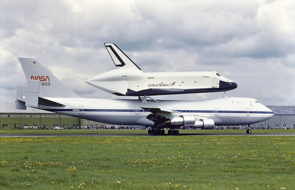 Avião e ônibus espacial da NASA