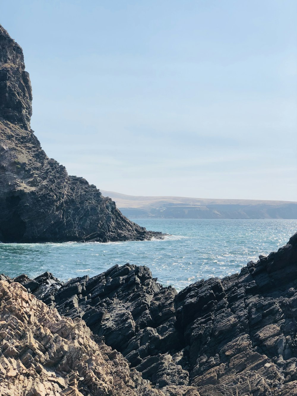 Fotografía de paisaje de formación rocosa cerca de un cuerpo de agua