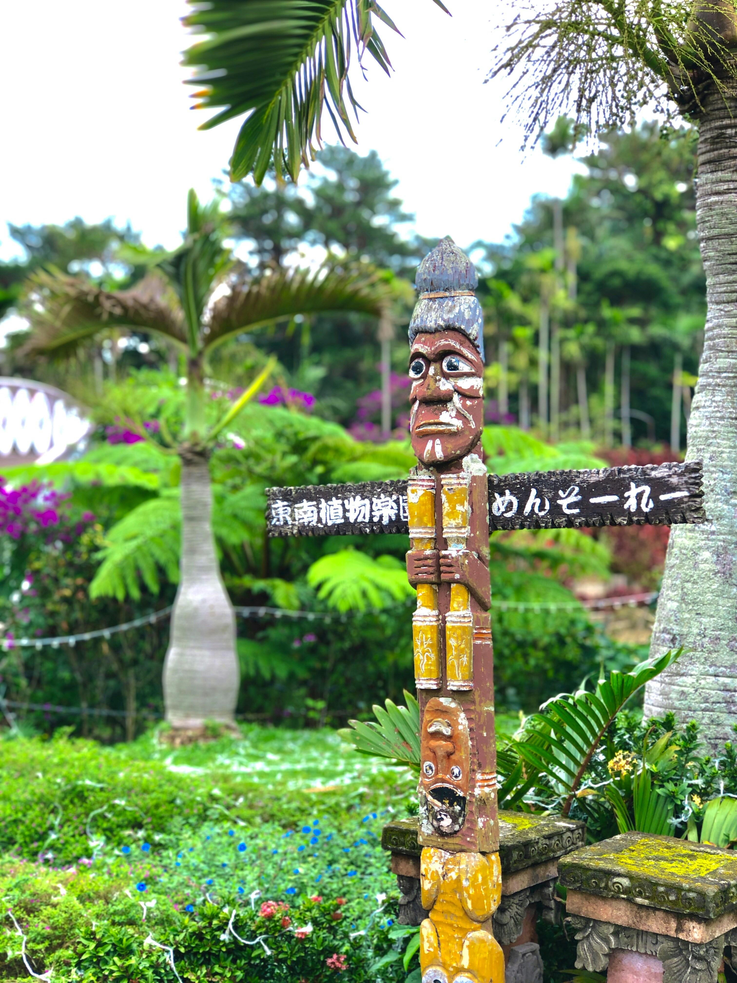 cruz de madera marrón