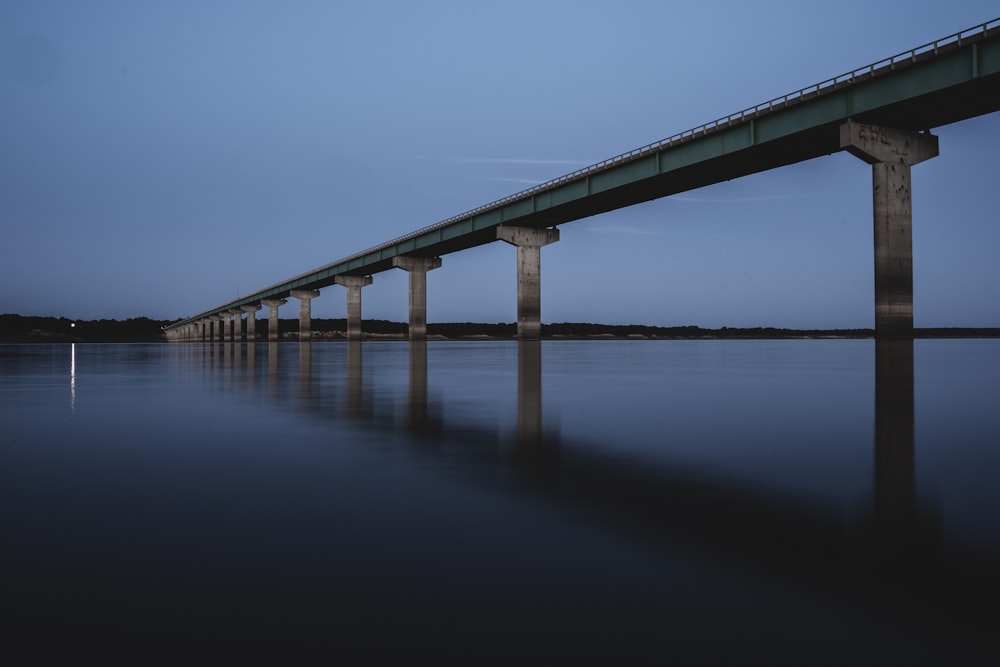 specchio d'acqua calmo