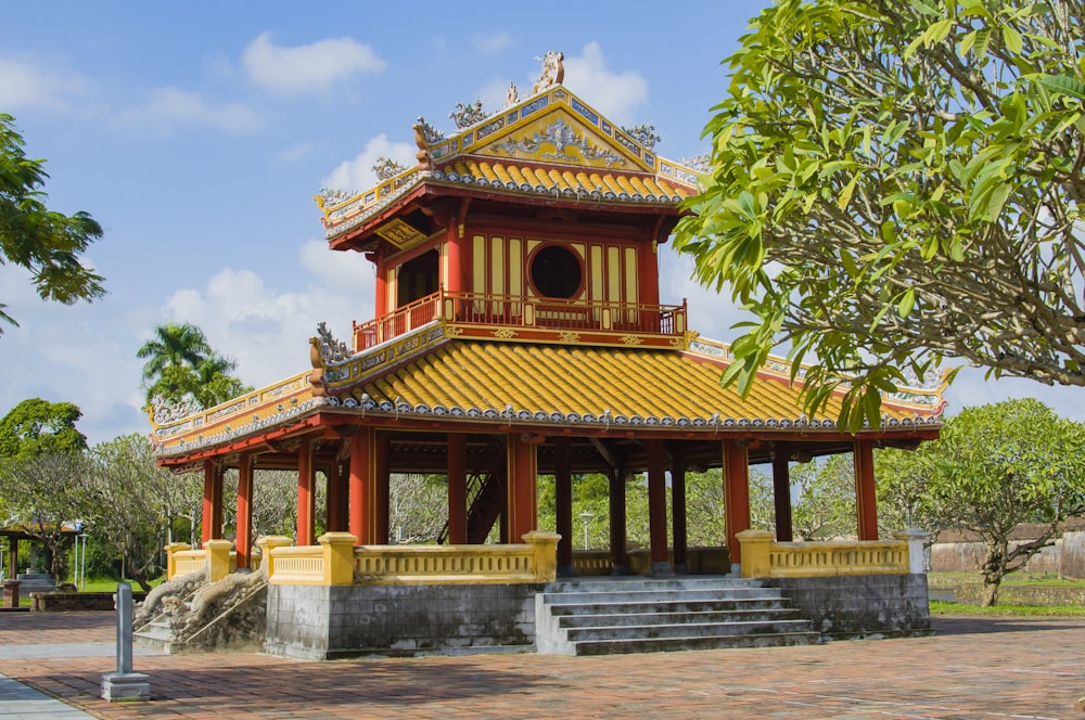 Temple jaune et rouge