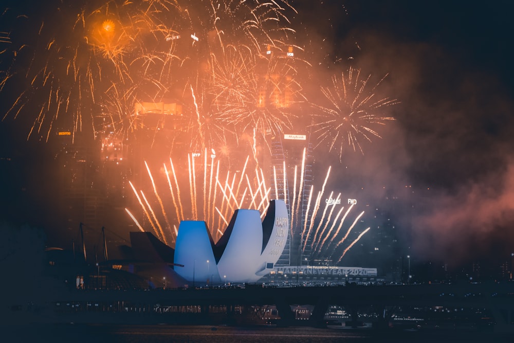 feux d’artifice jaunes