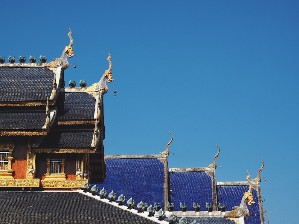 Maisons aux toits bleus et noirs