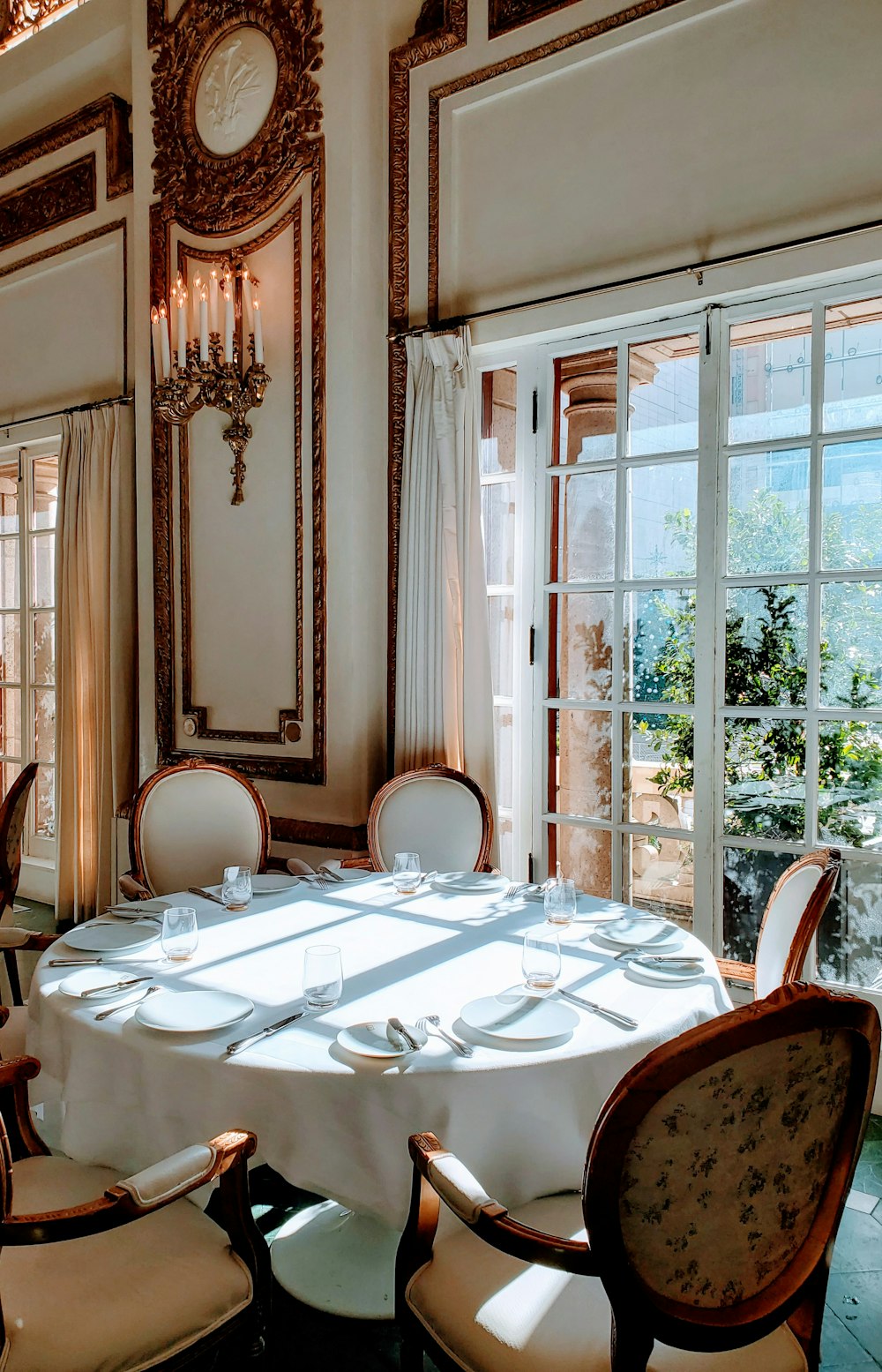 round white table with chairs set