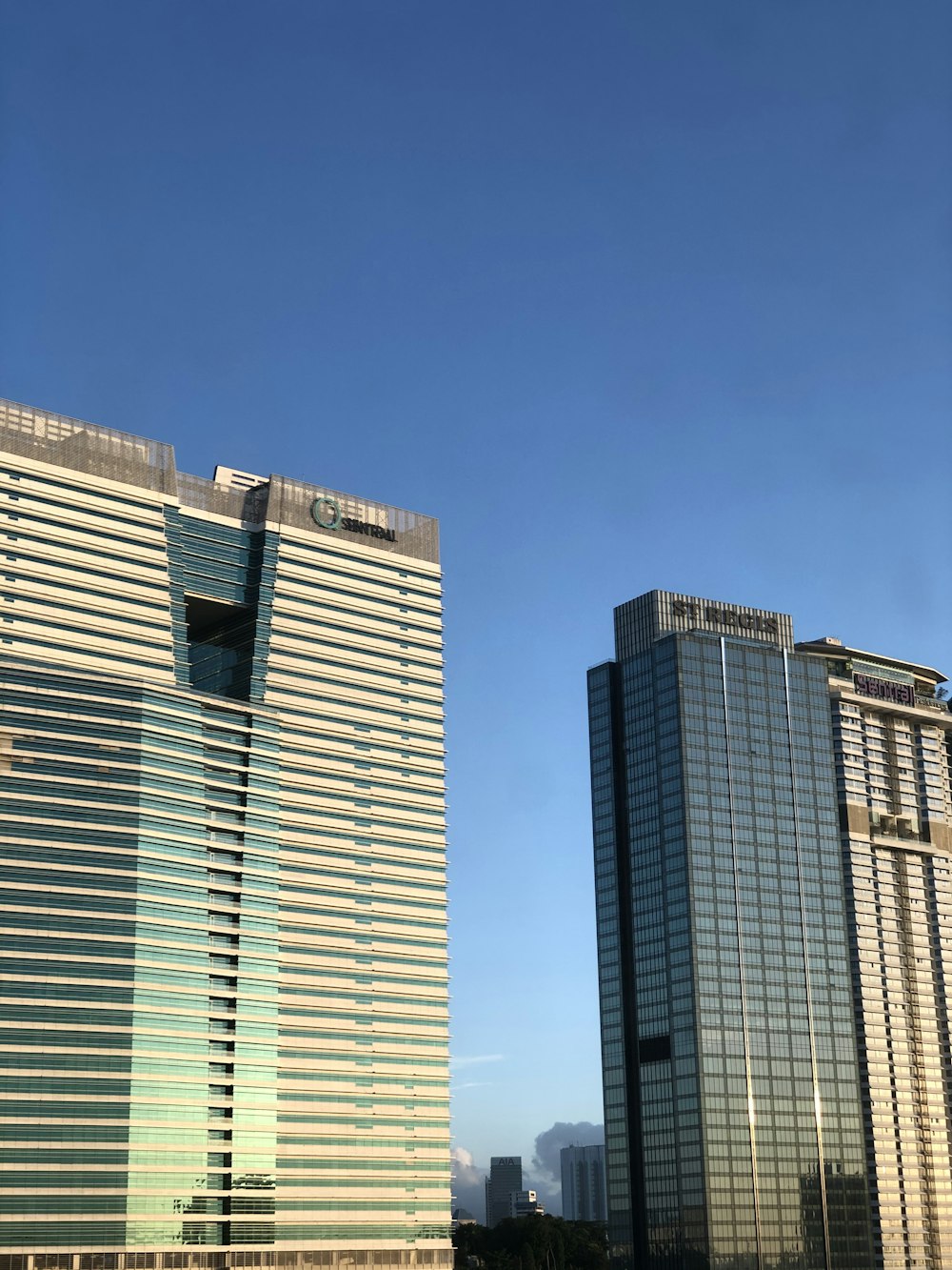 deux immeubles de grande hauteur