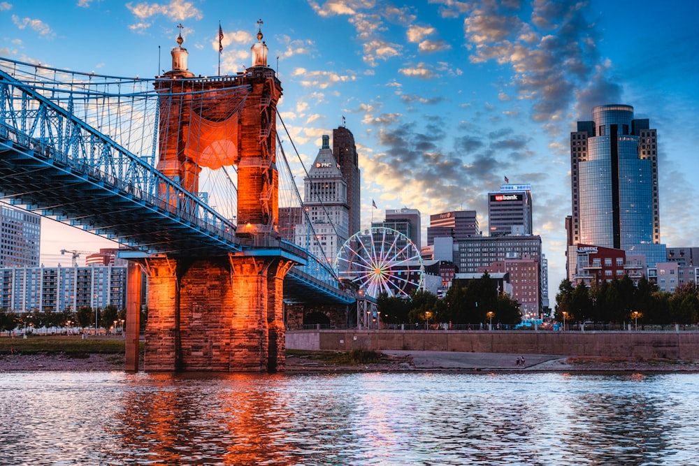 fotografía de ángulo bajo del puente Booklyn durante el día\