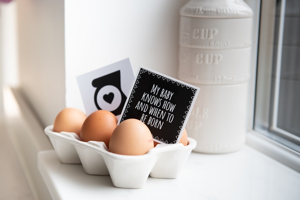 Bandeja de huevos marrones con marco impreso con cita