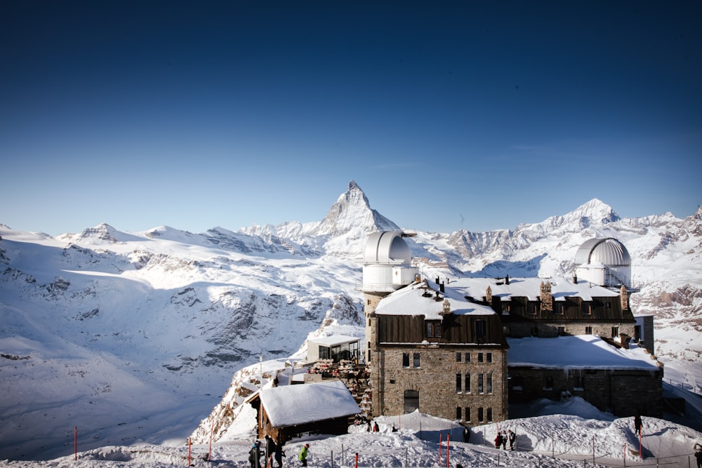 fotografia aerea di una villa su una montagna innevata