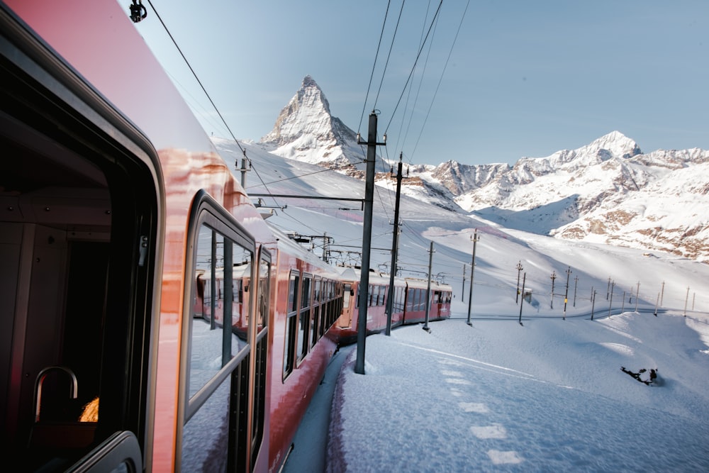 Le train se déplace entre les champs de neige