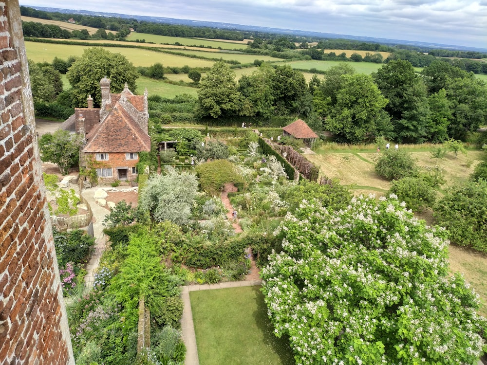 Luftaufnahme eines von einem Garten umgebenen Hauses