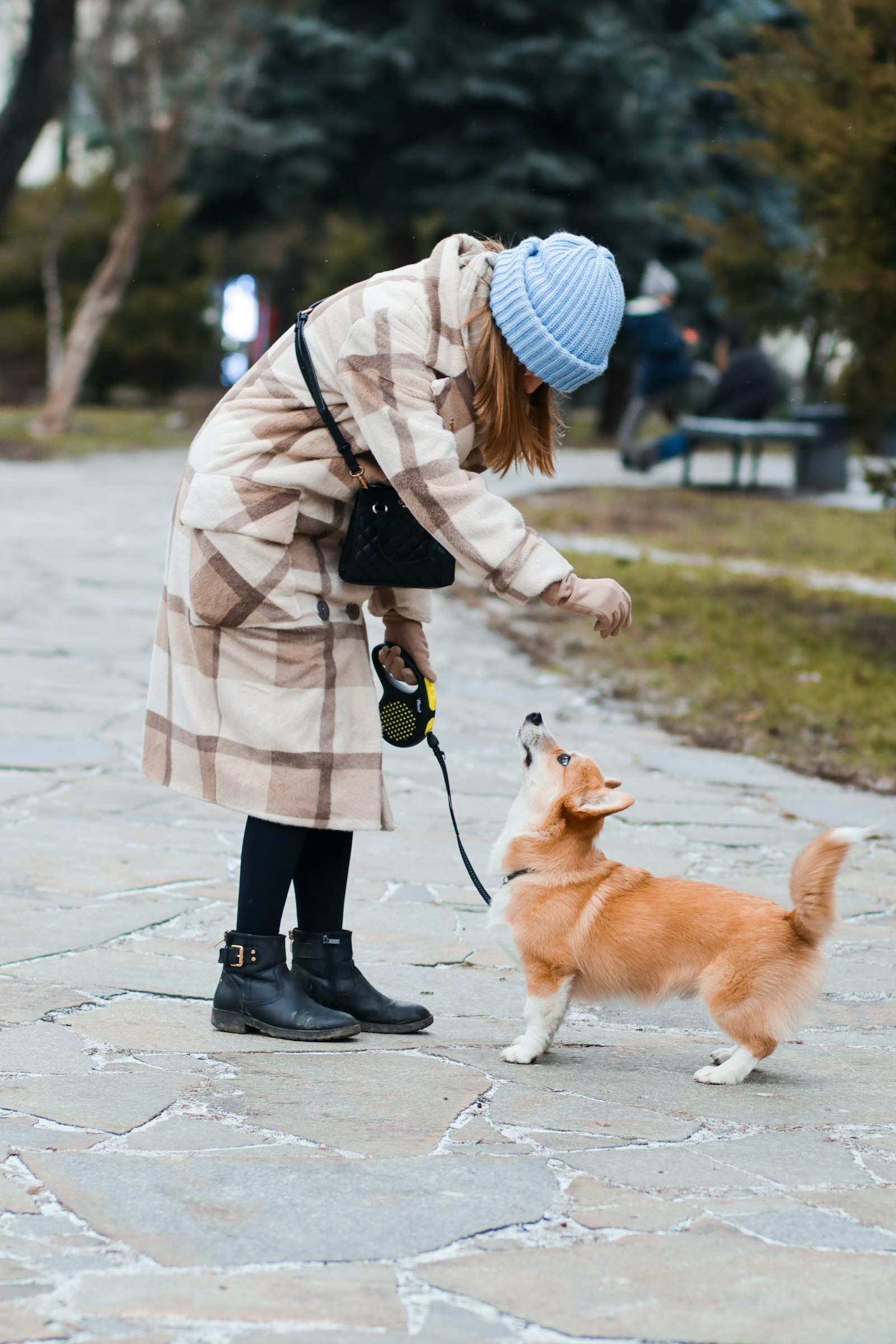 Canon EOS M50 (EOS Kiss M) + Canon EF 85mm F1.8 USM sample photo. Woman with dog photography