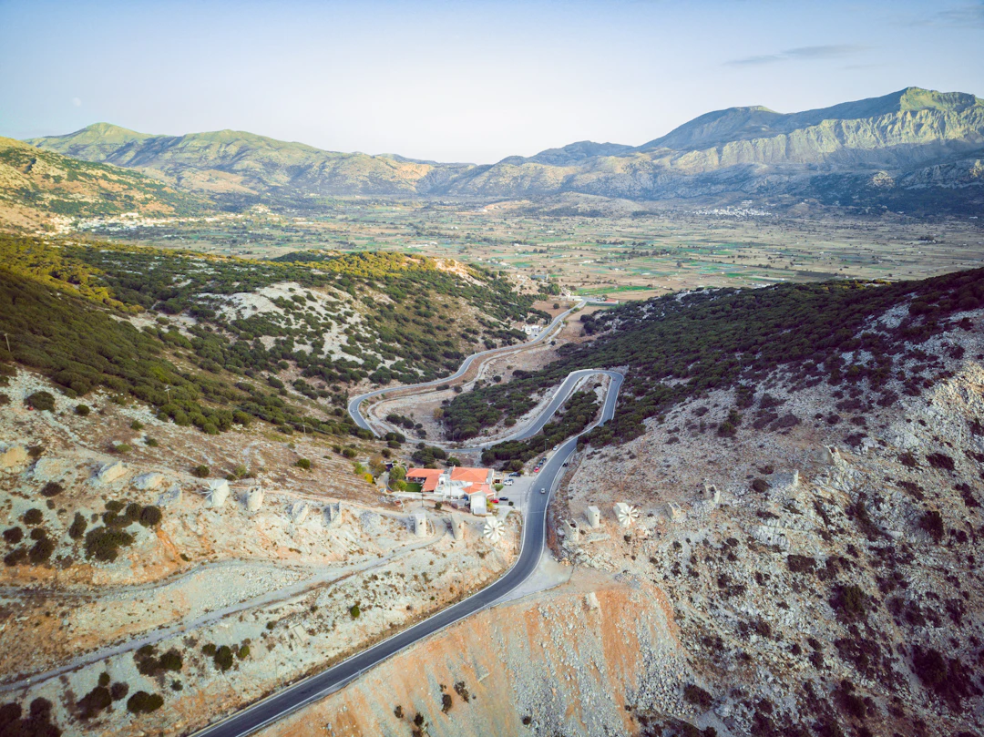 A mountain road climbing towards the plateau (illustration)