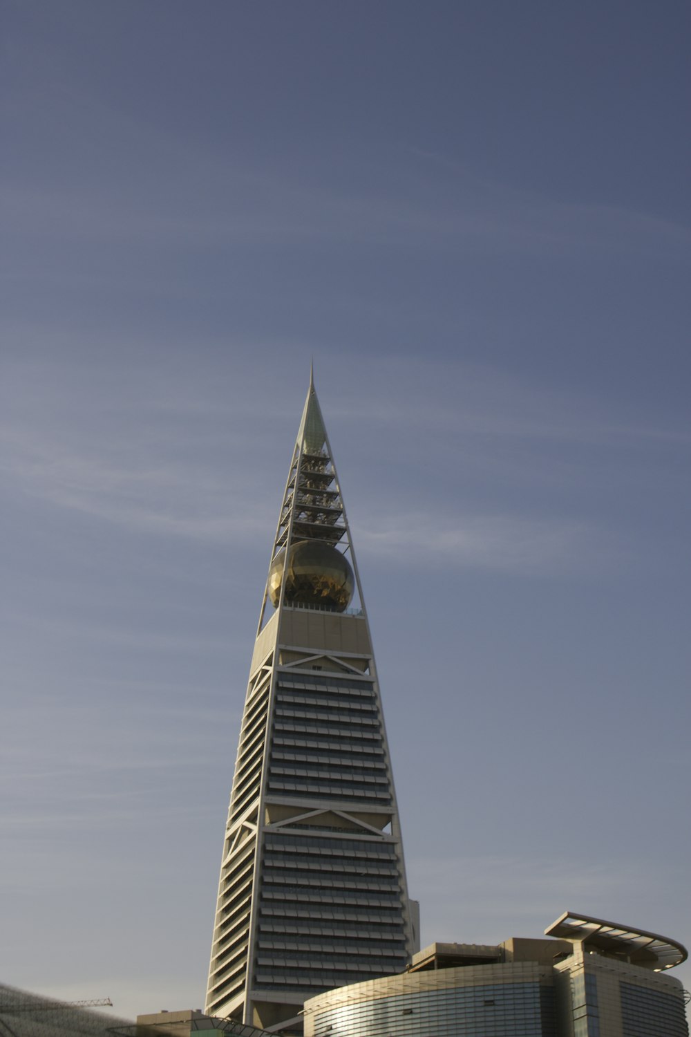 Fotografía arquitectónica del edificio blanco de la ciudad