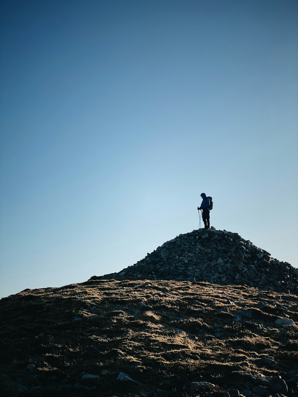 Mann, der auf Felsen steht