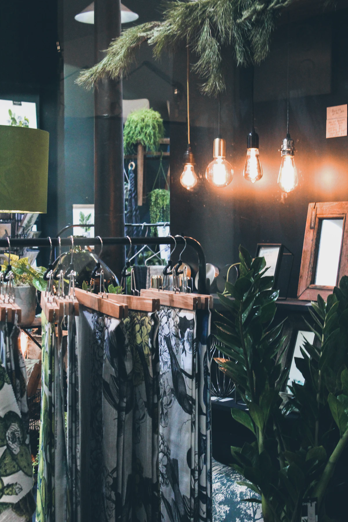 Showroom mit Textilien an Kleiderständern