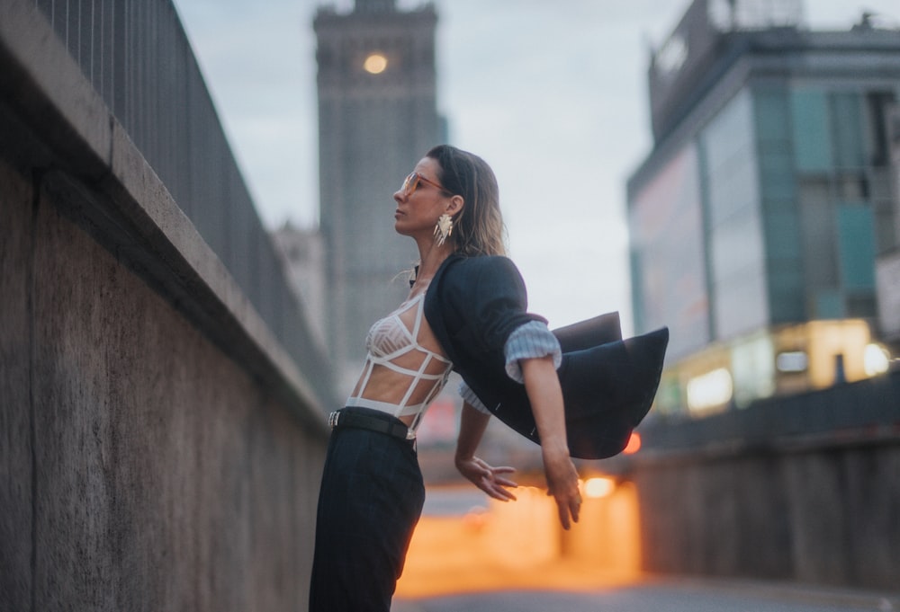 Mujer volteando su blazer