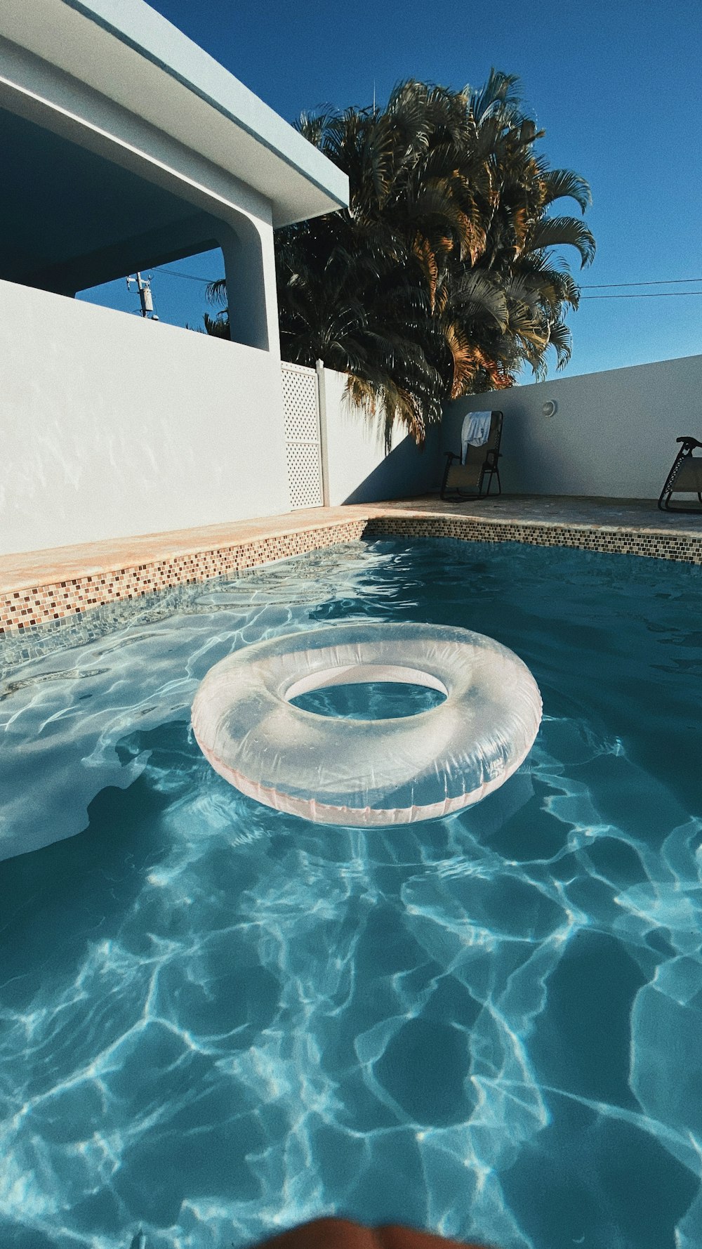 beignet de vie blanc sur la piscine