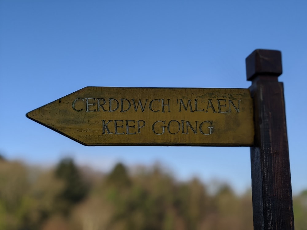 Cerddwch Mlaen Keep Going wooden signage