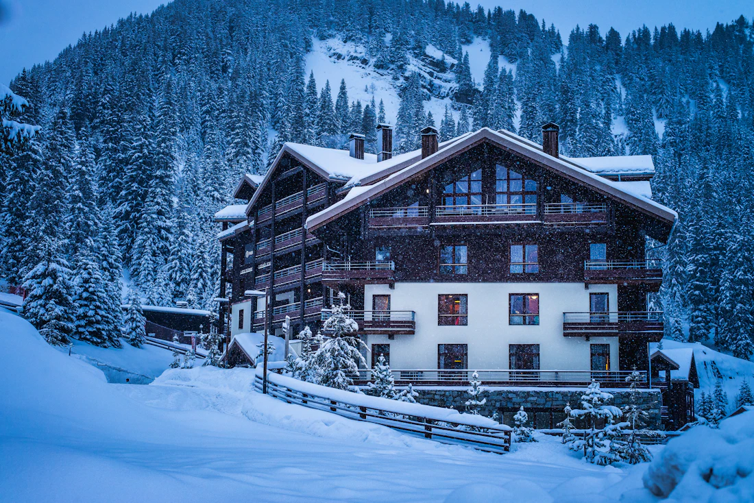 Besneeuwd gebouw in Flaine