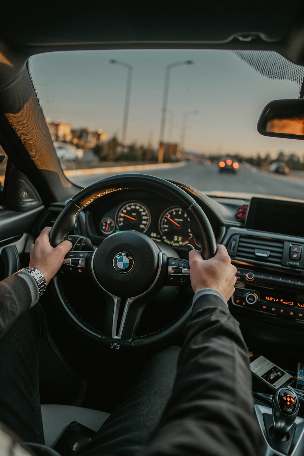 unbekannte Person am Fahrer eines BMW-Fahrzeugs