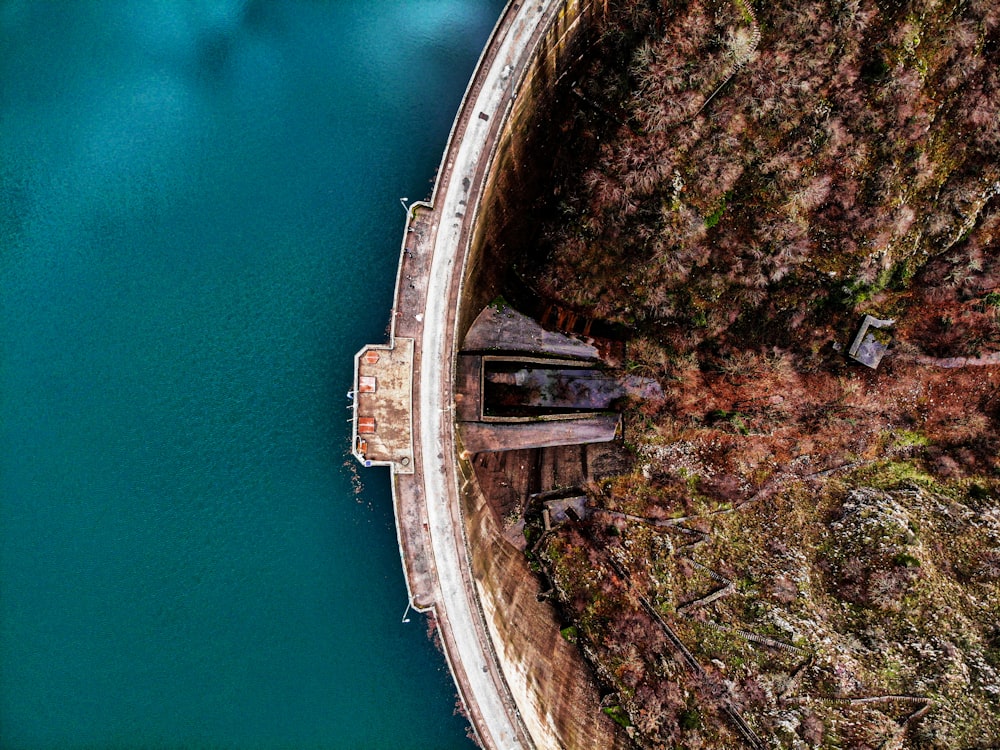 uma vista aérea de uma ponte sobre um corpo de água