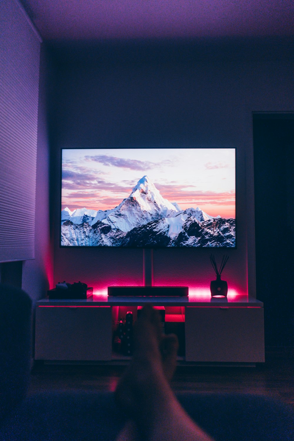 Eingeschalteter Flachbildfernseher im Zimmer