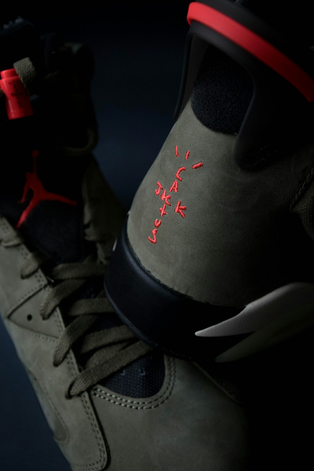 Foto de par de zapatos Air Jordan grises y negros – Imagen gratuita Gris en  Unsplash