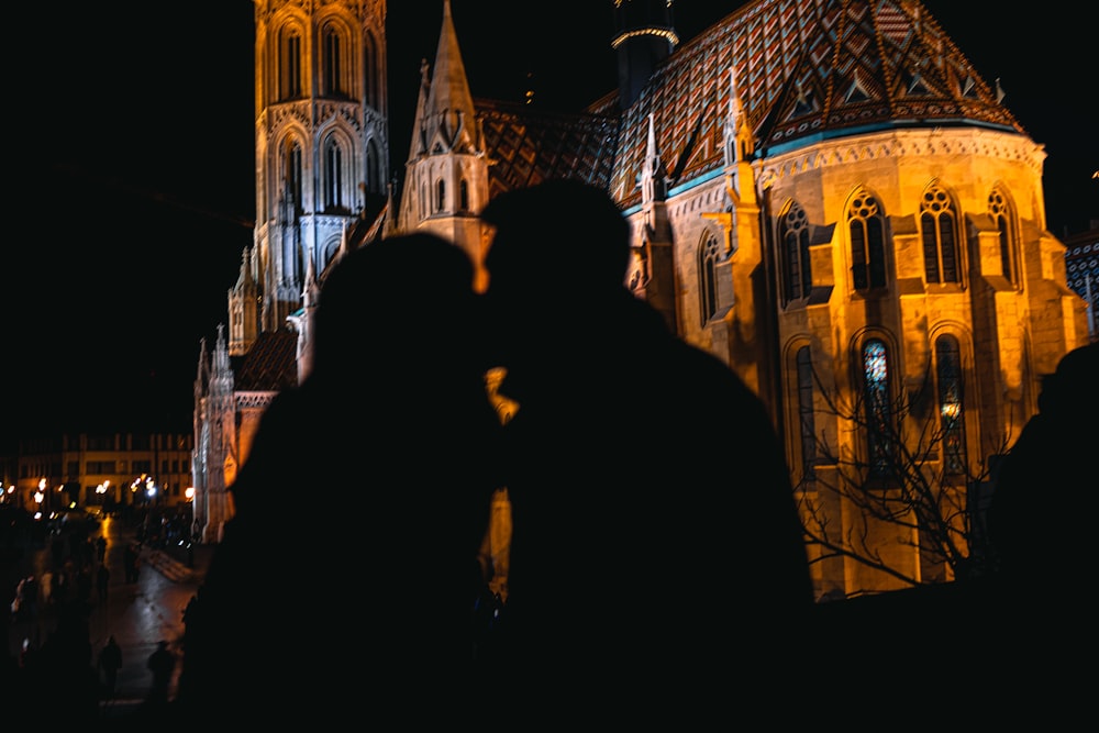 silueta de hombre y mujer besándose durante la noche