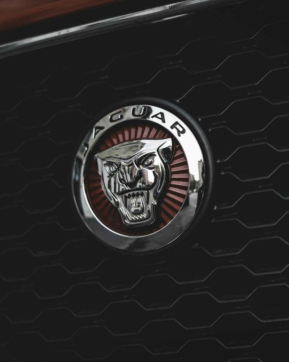 fotografia de foco seletivo do emblema da Jaguar