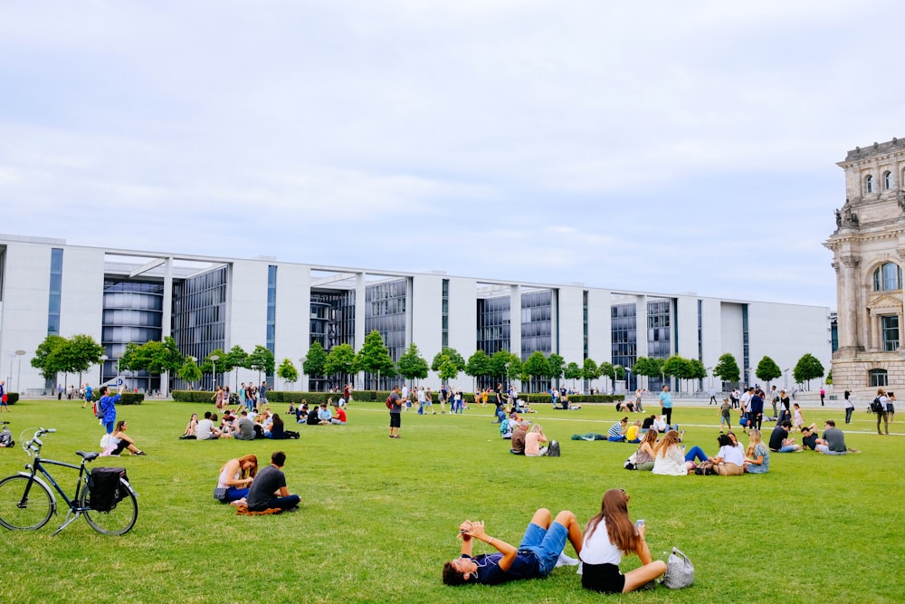 Gruppe von Menschen auf dem Picknickplatz