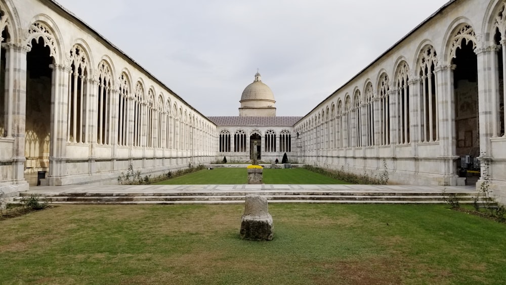 Edificio de cúpula de hormigón blanco