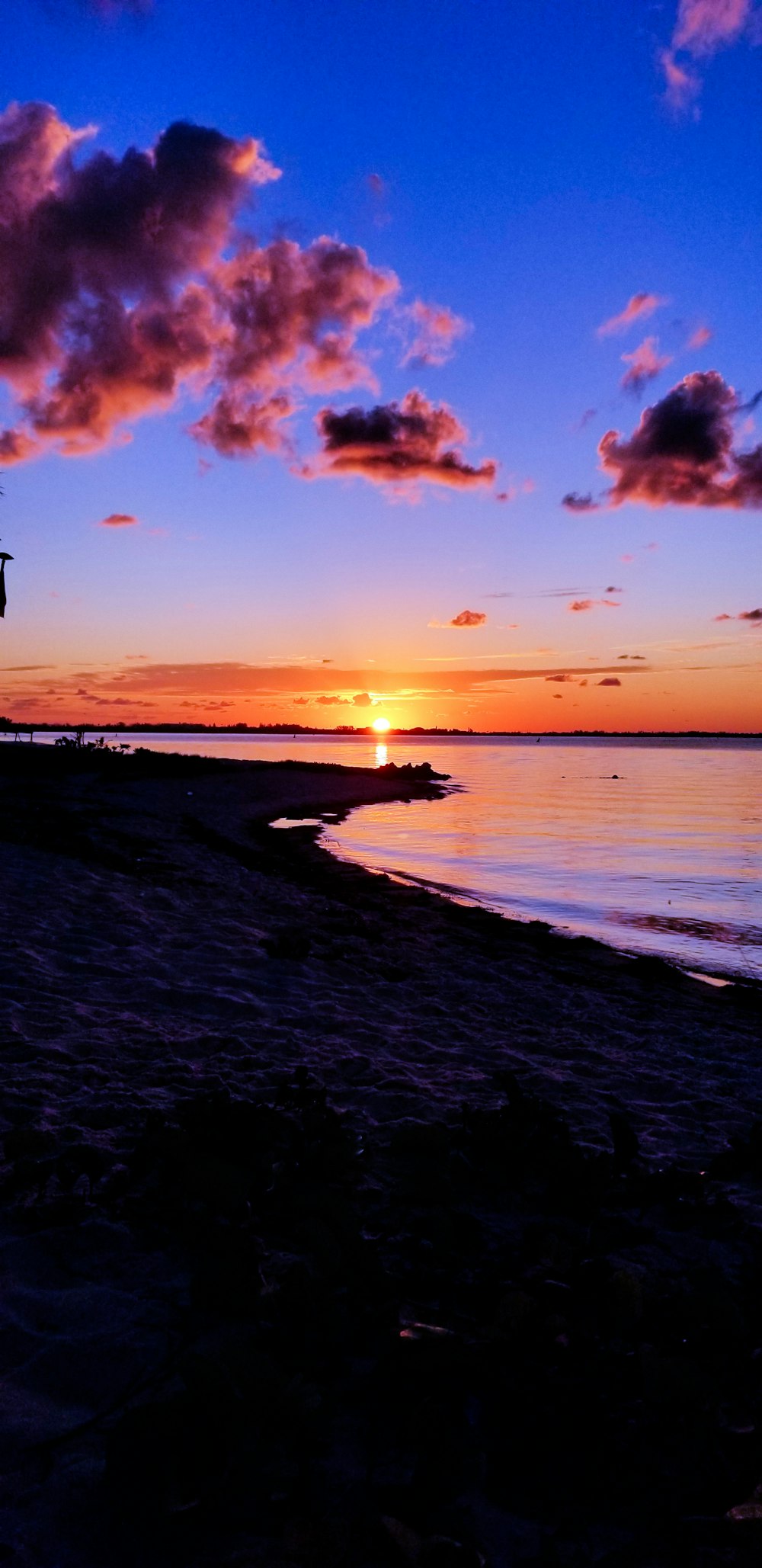 Gewässer unter blauem und orangefarbenem Himmel bei Sonnenaufgang