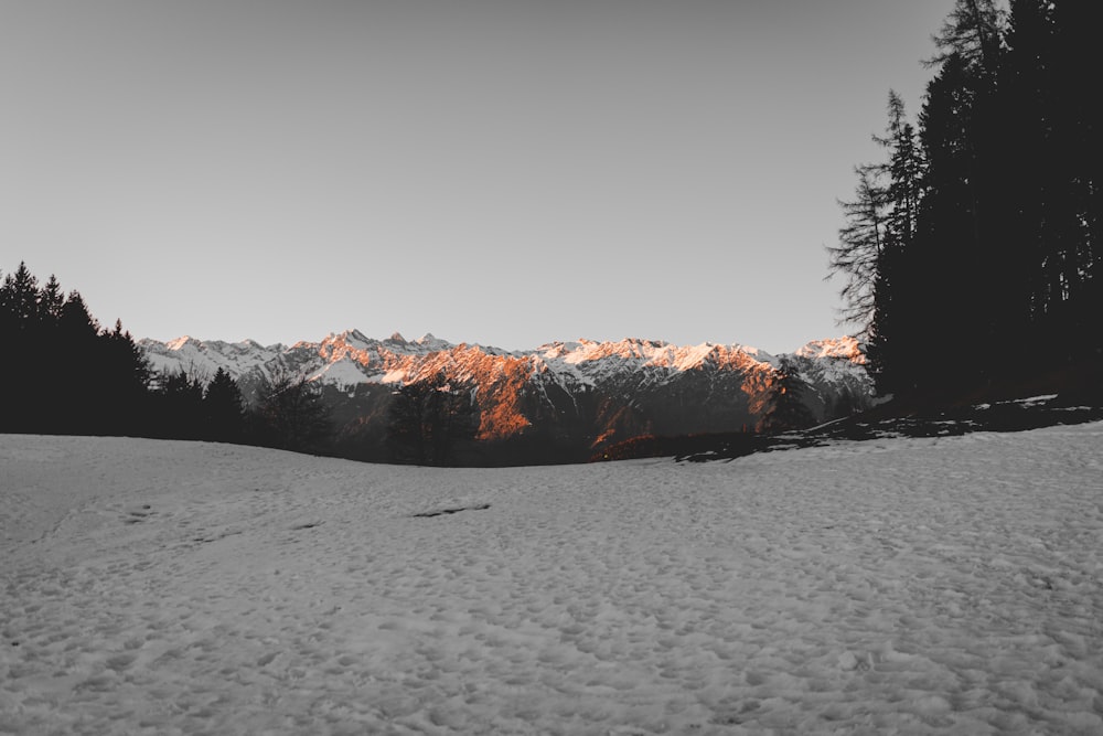 Montagna rocciosa durante l'ora d'oro