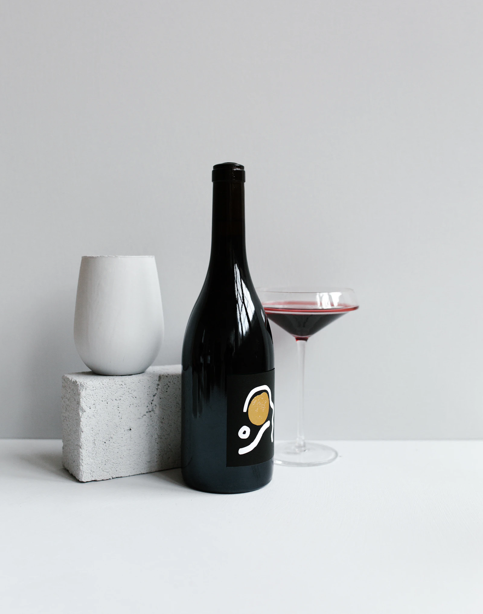 Botella de vino tinto Bodegas Serrat
