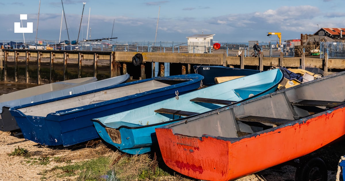 Foto zum Thema Vier bunte Boote am Dock Kostenloses Bild zu Boot auf