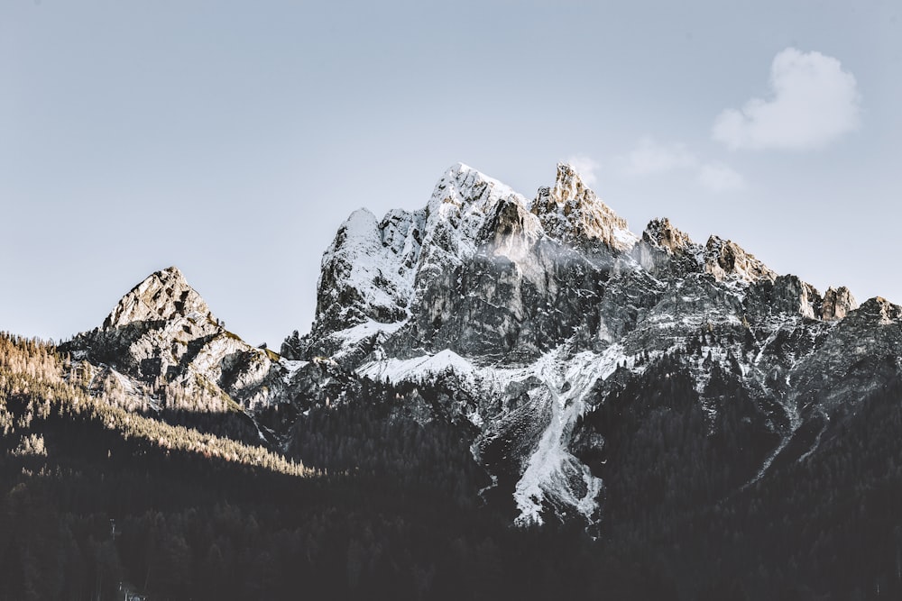 mountain with snow cap during daytime