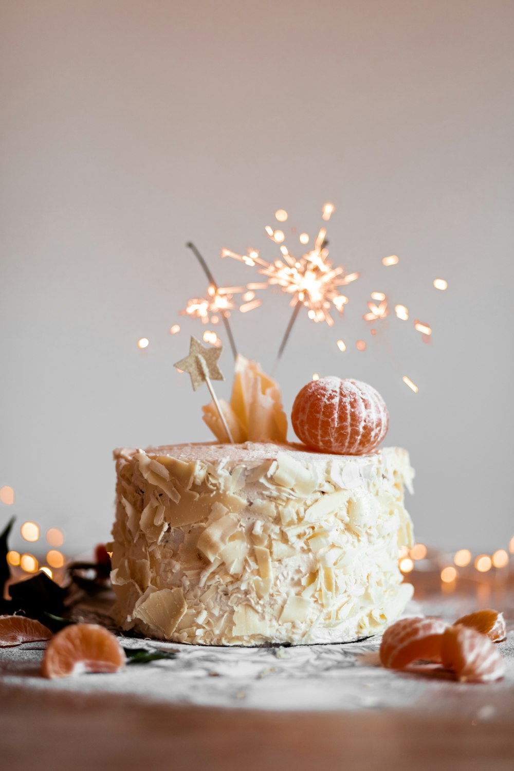 gâteau avec bâton scintillant allumé